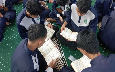 Siswa MAN 2 Kota Cirebon Isi Hari Kedua Pesantren Ramadan dengan Tahsin dan Berbagi
